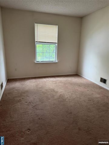 397 Poets Way 397, Mahwah, NJ 07430