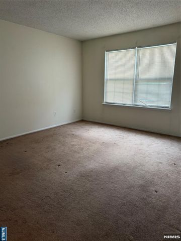 397 Poets Way 397, Mahwah, NJ 07430