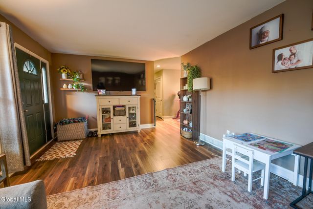 4 Hobbs Lane, Moreau, NY 12803