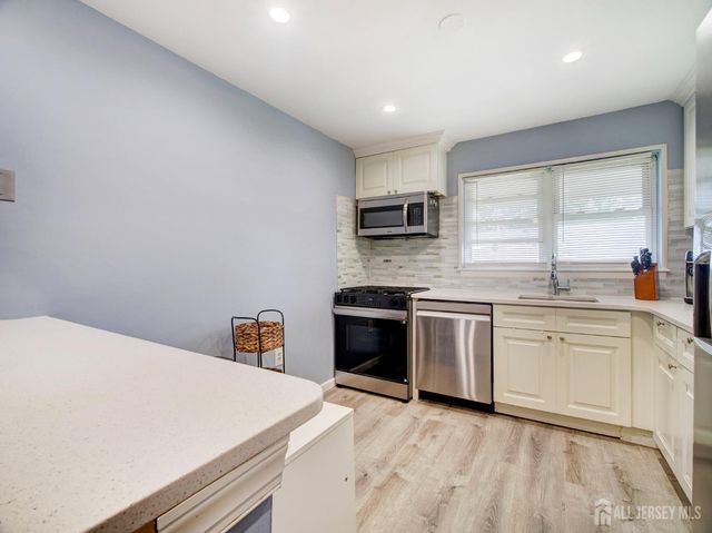 32-A Woodedge Avenue 8, Edison, NJ 08817