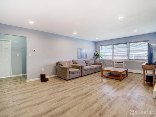 32-A Woodedge Avenue 8, Edison, NJ 08817