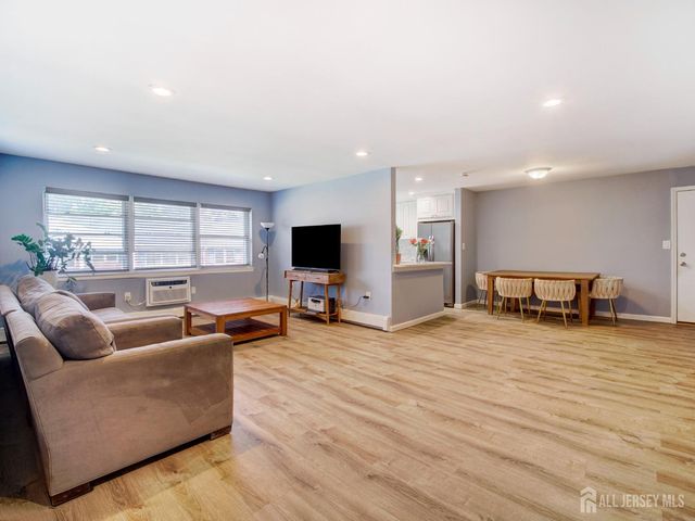 32-A Woodedge Avenue 8, Edison, NJ 08817