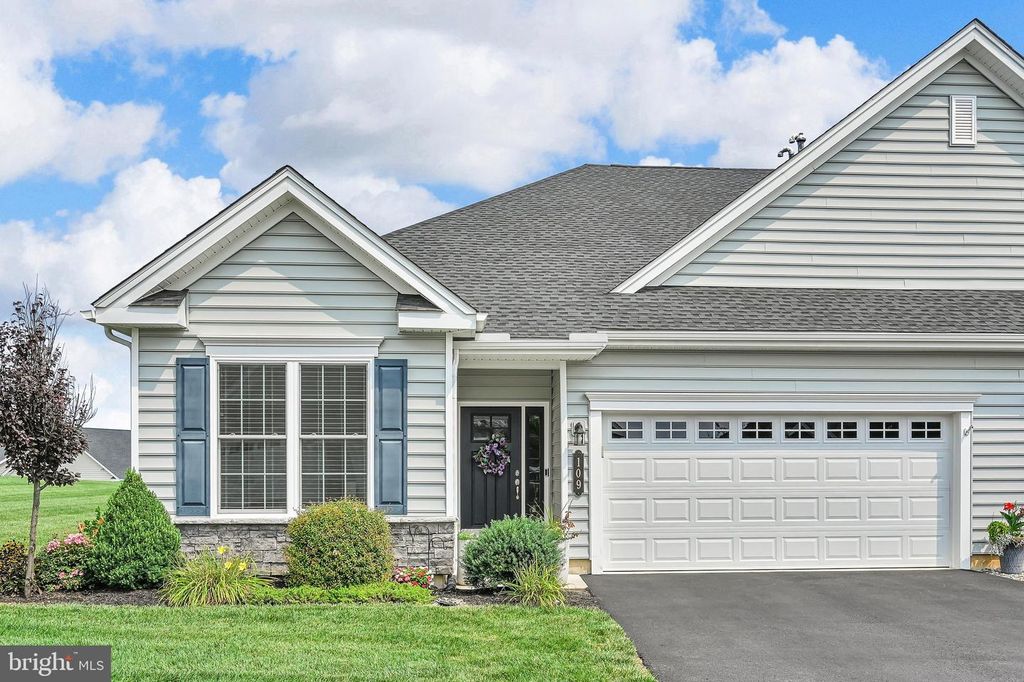 109 REPUBLIC TER, East Petersburg, PA 17520