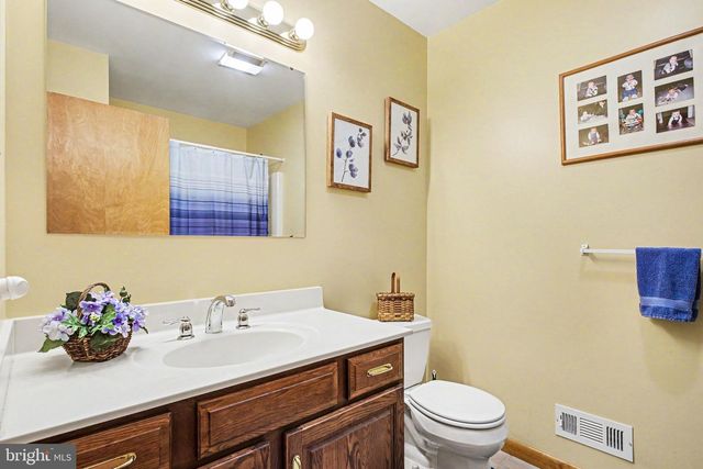 5 FISHER TER, Willow Street, PA 17584