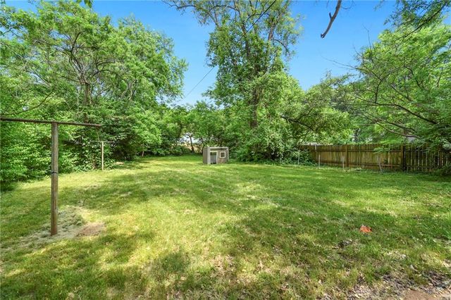 10719 CAMBRIDGE Avenue, Kansas City, MO 64134