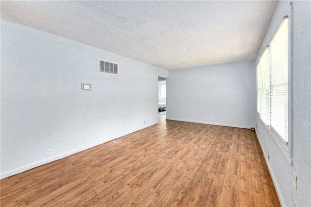 10719 CAMBRIDGE Avenue, Kansas City, MO 64134