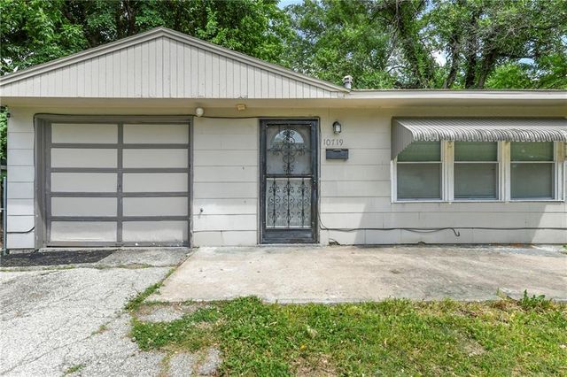 10719 CAMBRIDGE Avenue, Kansas City, MO 64134