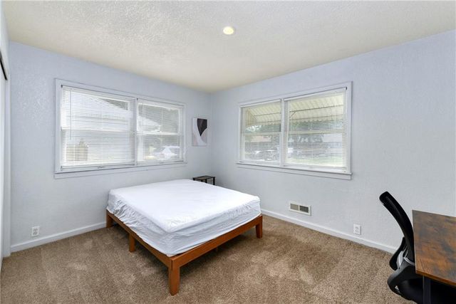 10719 CAMBRIDGE Avenue, Kansas City, MO 64134