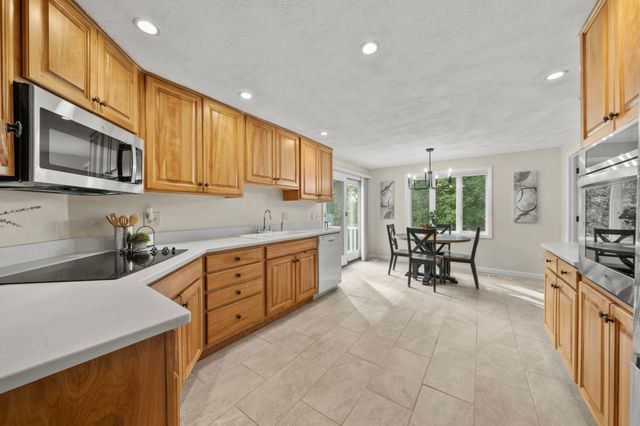 48 Catherine Dr, Peabody, MA 01960