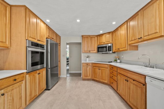 48 Catherine Dr, Peabody, MA 01960