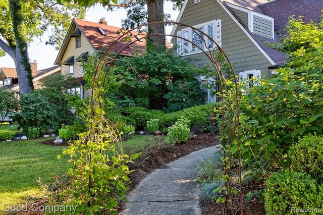 19 Oakdale Boulevard, Pleasant Ridge, MI 48069