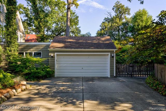 19 Oakdale Boulevard, Pleasant Ridge, MI 48069