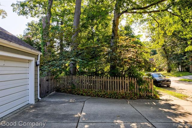 19 Oakdale Boulevard, Pleasant Ridge, MI 48069