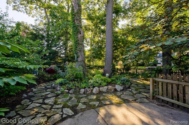 19 Oakdale Boulevard, Pleasant Ridge, MI 48069