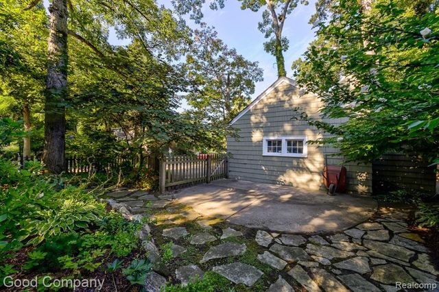 19 Oakdale Boulevard, Pleasant Ridge, MI 48069