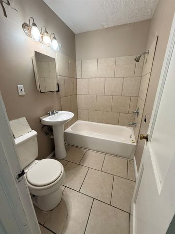 2220 S Minneapolis Ave, Wichita, KS 67211
