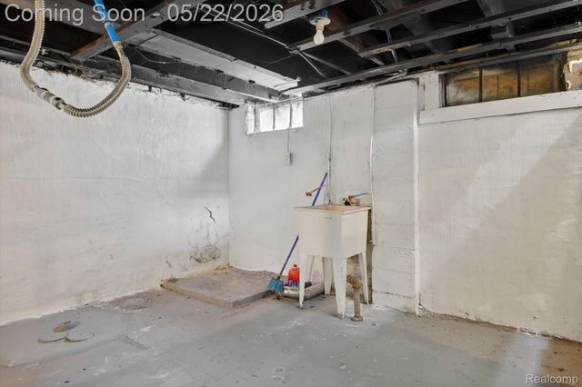 9160 Winthrop Street, Detroit, MI 48228