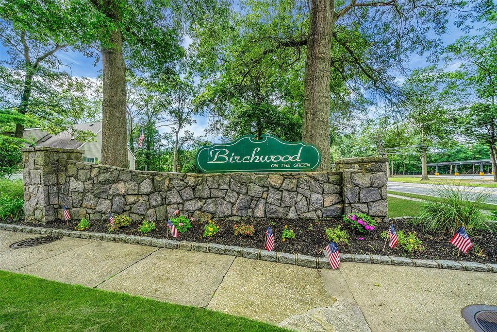 2411 Wilshire Lane 2411, Oakdale, NY 11769
