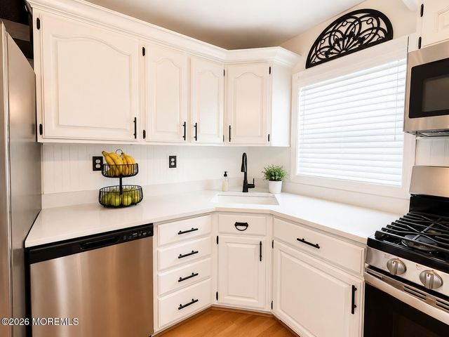 23 Fleetwood Drive, Hazlet, NJ 07730
