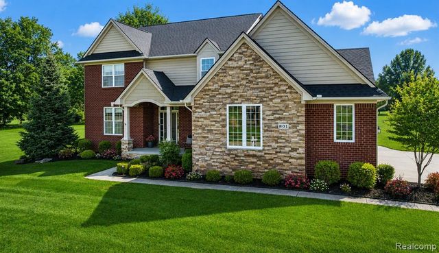 801 Watersmeet Drive, Oxford, MI 48371