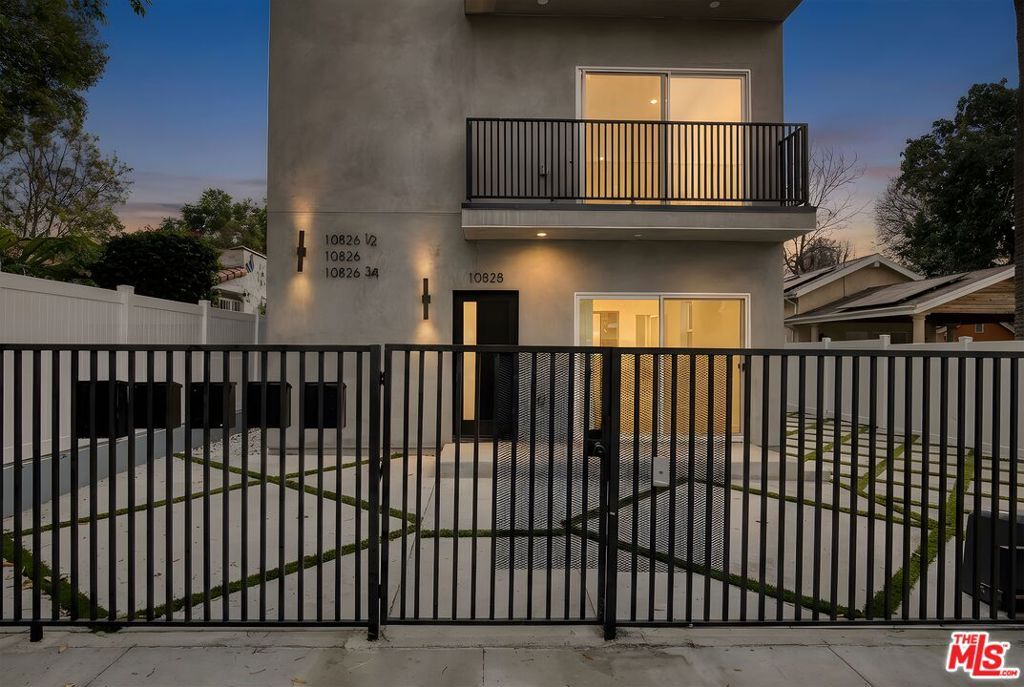 Image 10 of property listing at 10828 Hesby Street, North Hollywood, CA 91601