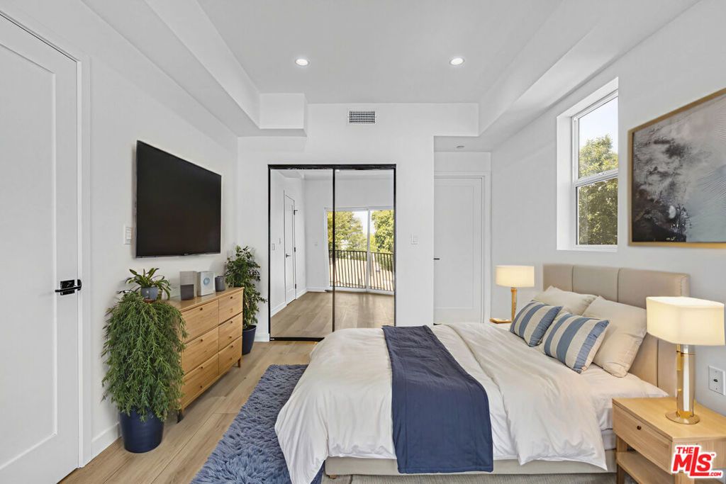 Image 13 of property listing at 10828 Hesby Street, North Hollywood, CA 91601