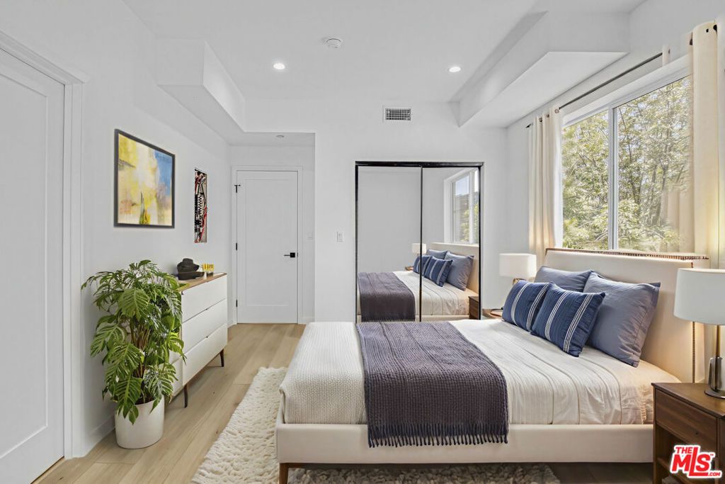 Image 15 of property listing at 10828 Hesby Street, North Hollywood, CA 91601