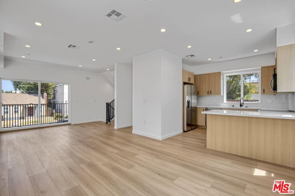 Image 17 of property listing at 10828 Hesby Street, North Hollywood, CA 91601