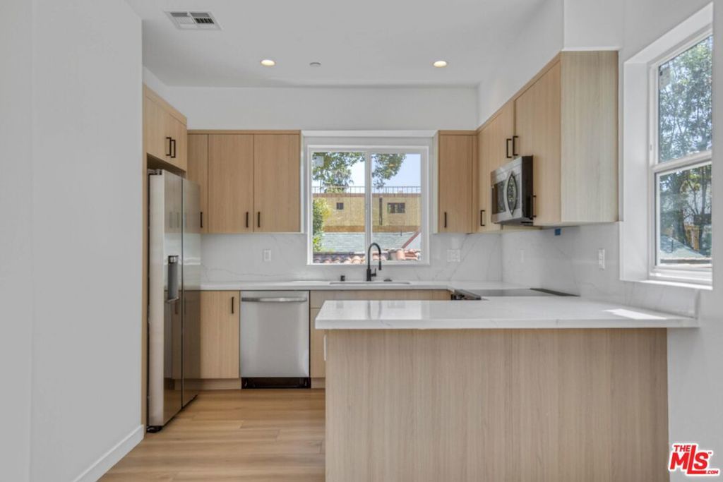 Image 21 of property listing at 10828 Hesby Street, North Hollywood, CA 91601