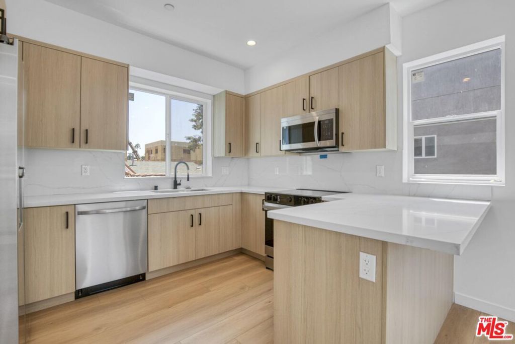 Image 22 of property listing at 10828 Hesby Street, North Hollywood, CA 91601