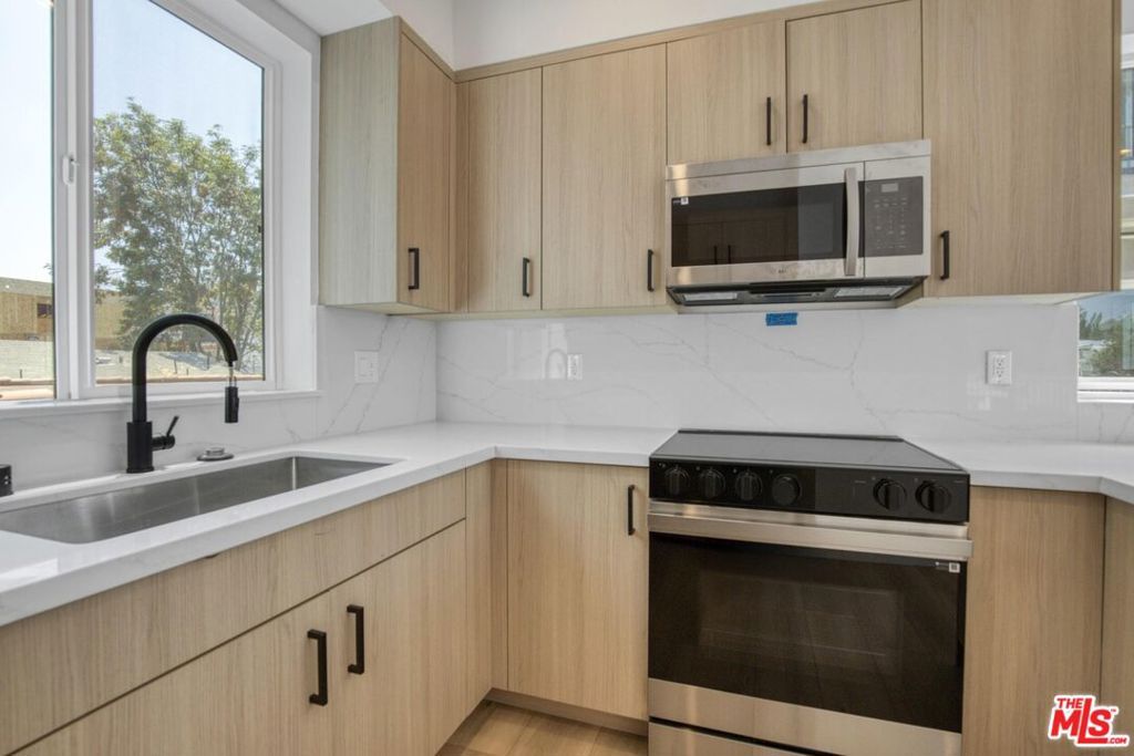 Image 23 of property listing at 10828 Hesby Street, North Hollywood, CA 91601