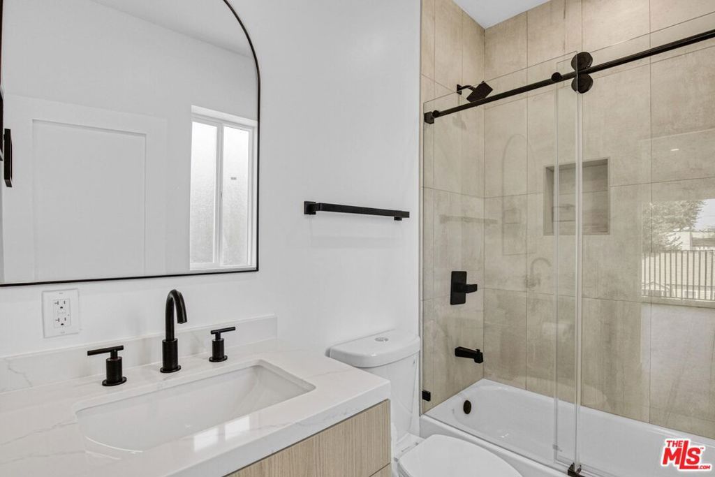 Image 27 of property listing at 10828 Hesby Street, North Hollywood, CA 91601