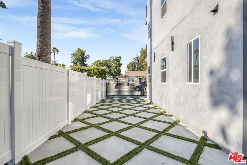 Image 3 of property listing at 10828 Hesby Street, North Hollywood, CA 91601