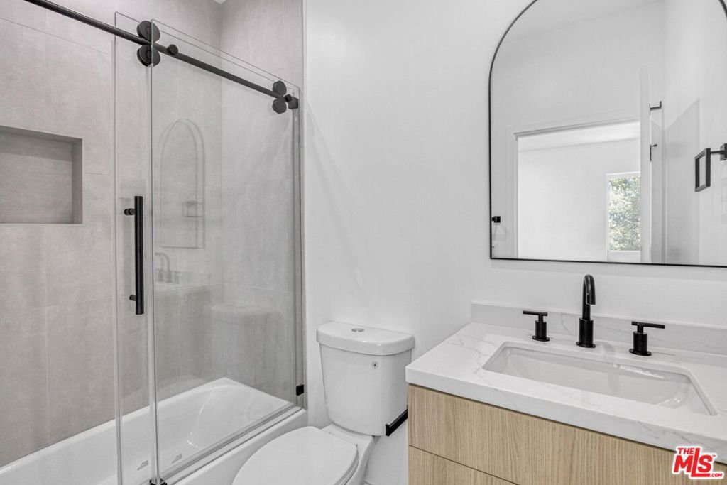 Image 34 of property listing at 10828 Hesby Street, North Hollywood, CA 91601