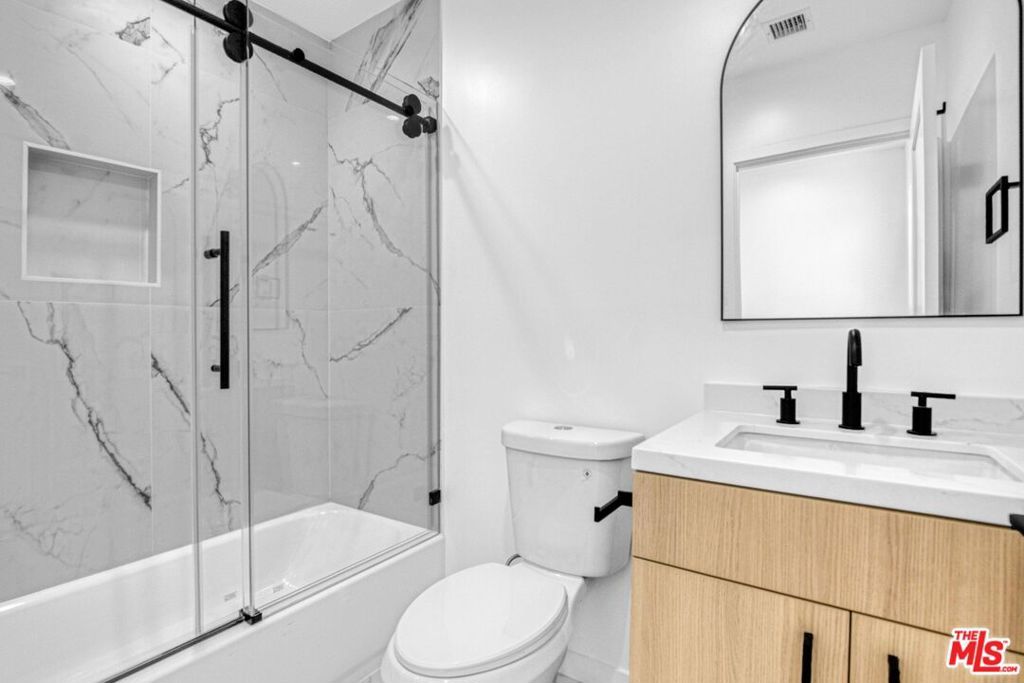 Image 38 of property listing at 10828 Hesby Street, North Hollywood, CA 91601