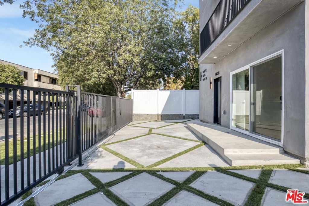Image 4 of property listing at 10828 Hesby Street, North Hollywood, CA 91601