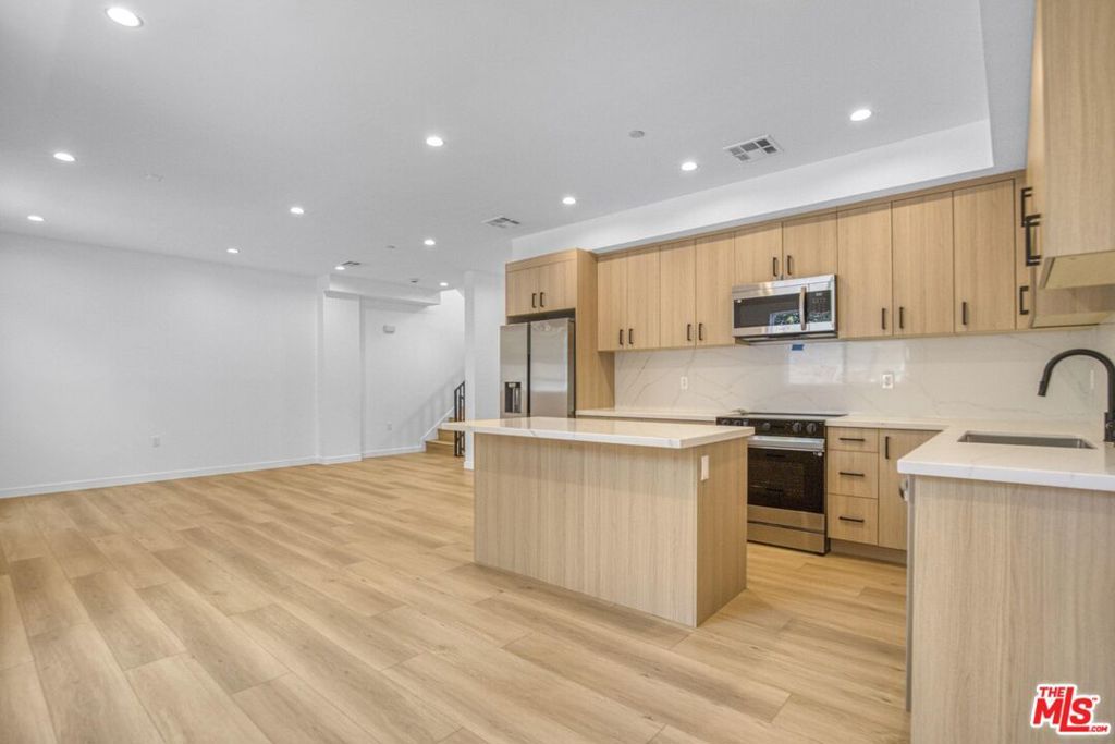 Image 42 of property listing at 10828 Hesby Street, North Hollywood, CA 91601