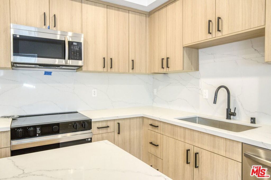 Image 43 of property listing at 10828 Hesby Street, North Hollywood, CA 91601