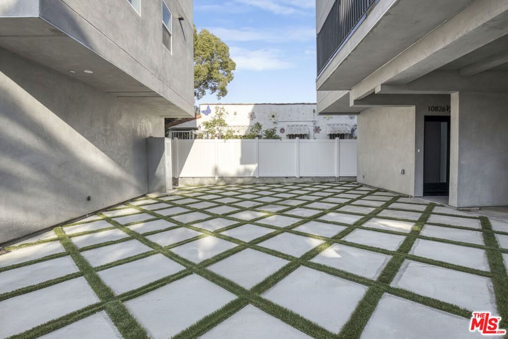 Image 5 of property listing at 10828 Hesby Street, North Hollywood, CA 91601