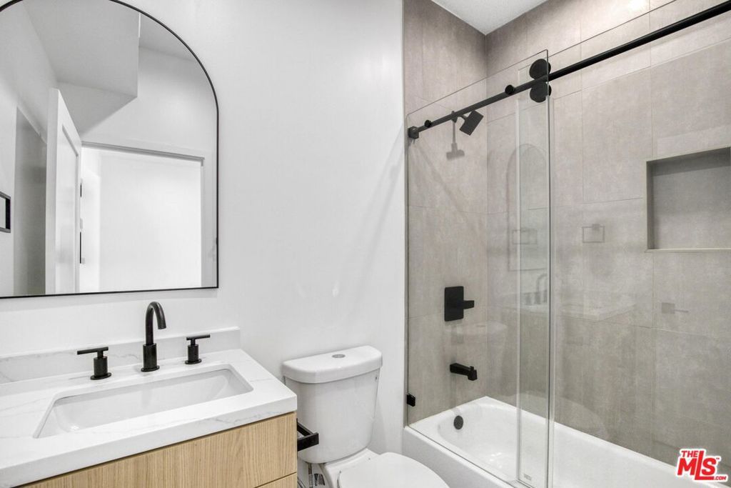 Image 50 of property listing at 10828 Hesby Street, North Hollywood, CA 91601