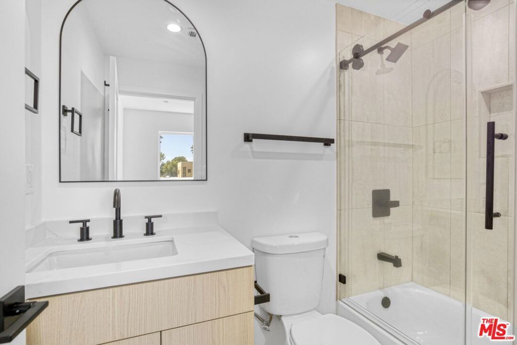 Image 68 of property listing at 10828 Hesby Street, North Hollywood, CA 91601