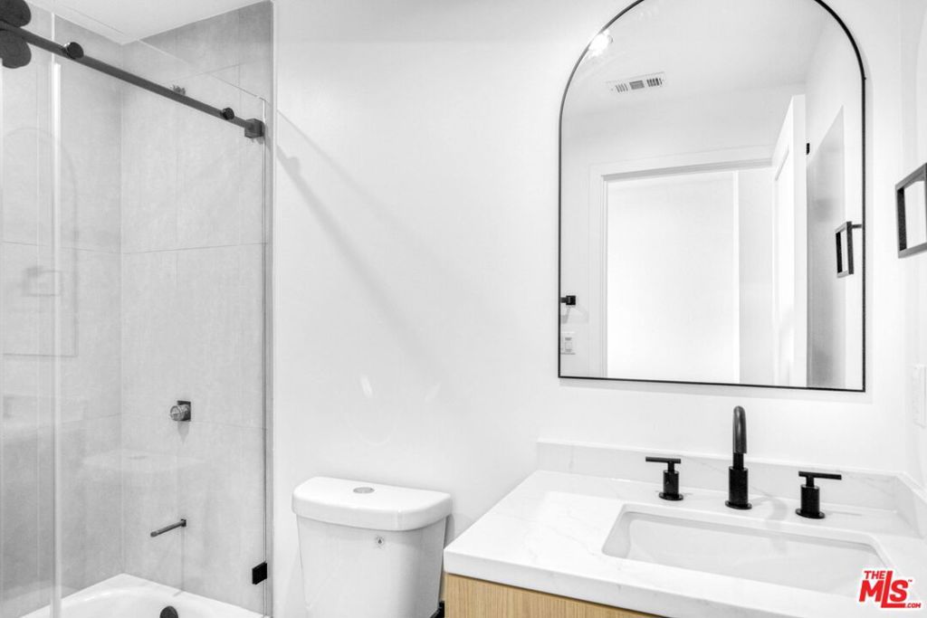 Image 71 of property listing at 10828 Hesby Street, North Hollywood, CA 91601