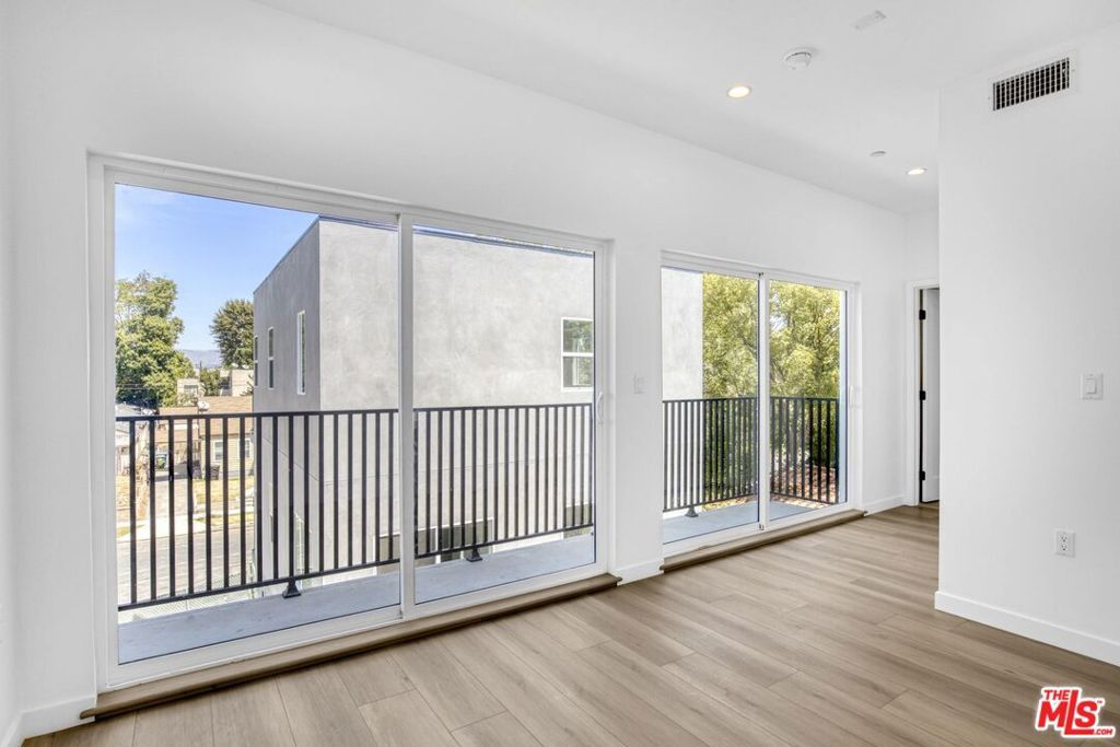 Image 73 of property listing at 10828 Hesby Street, North Hollywood, CA 91601