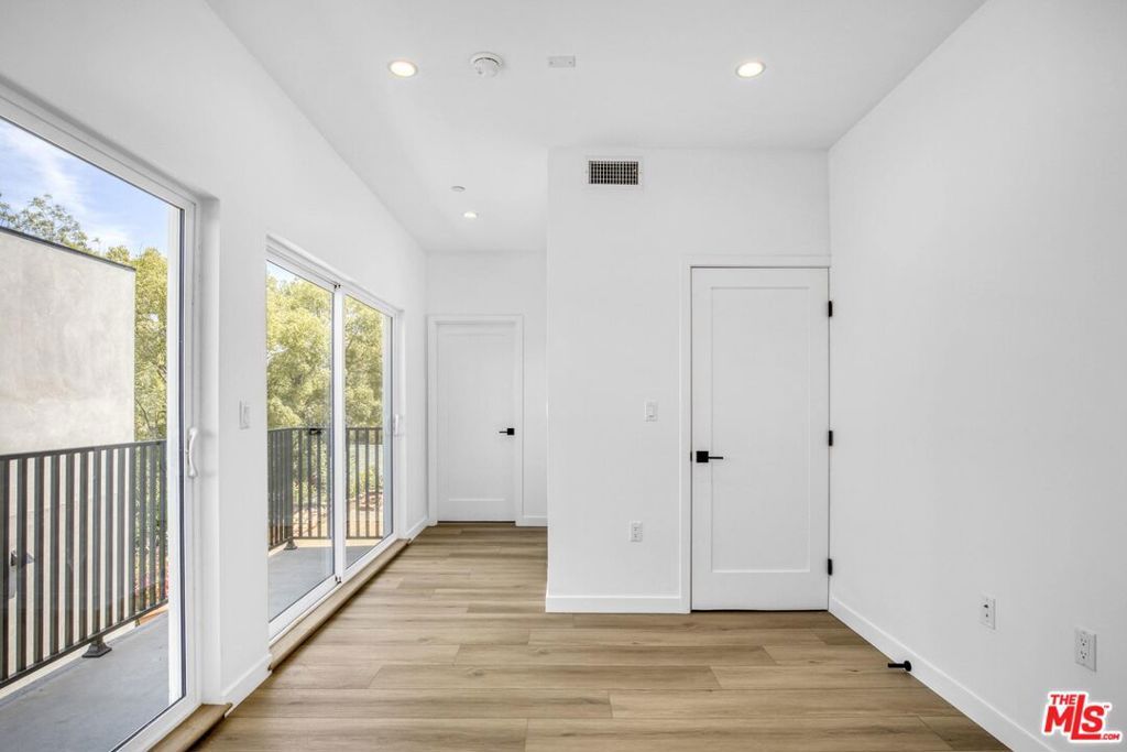 Image 74 of property listing at 10828 Hesby Street, North Hollywood, CA 91601