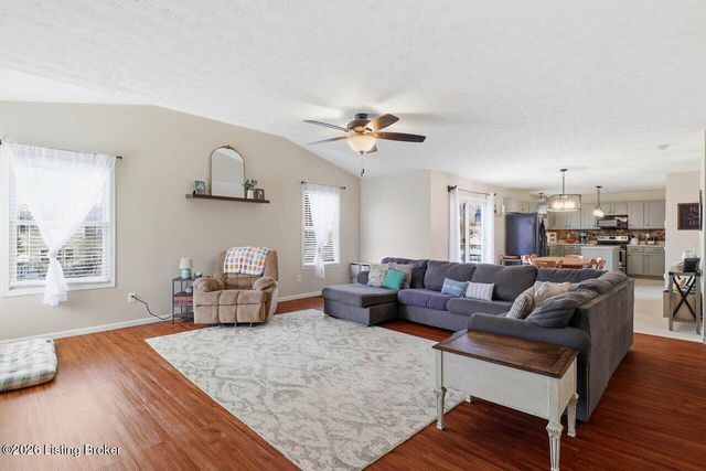 10204 Red Clover Ct, Louisville, KY 40228