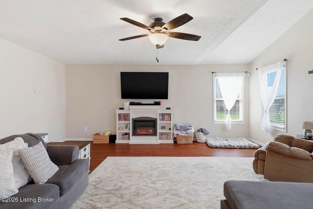 10204 Red Clover Ct, Louisville, KY 40228