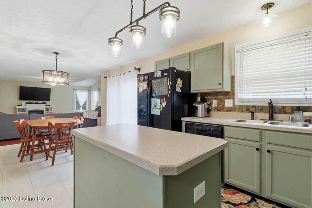 10204 Red Clover Ct, Louisville, KY 40228