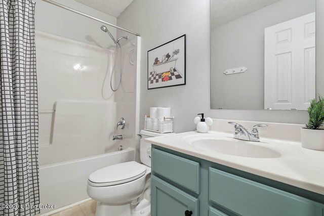 10204 Red Clover Ct, Louisville, KY 40228