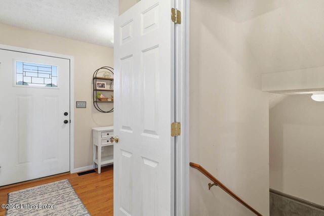 10204 Red Clover Ct, Louisville, KY 40228