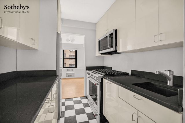 150 E 56th St Apt 4C, New York City, NY 10022